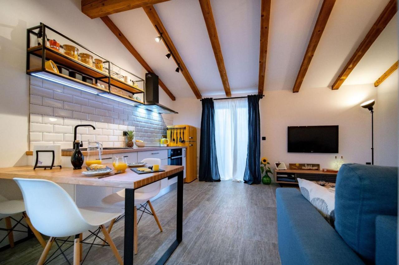 Mundanije Novouredeni Apartman Marko מראה חיצוני תמונה